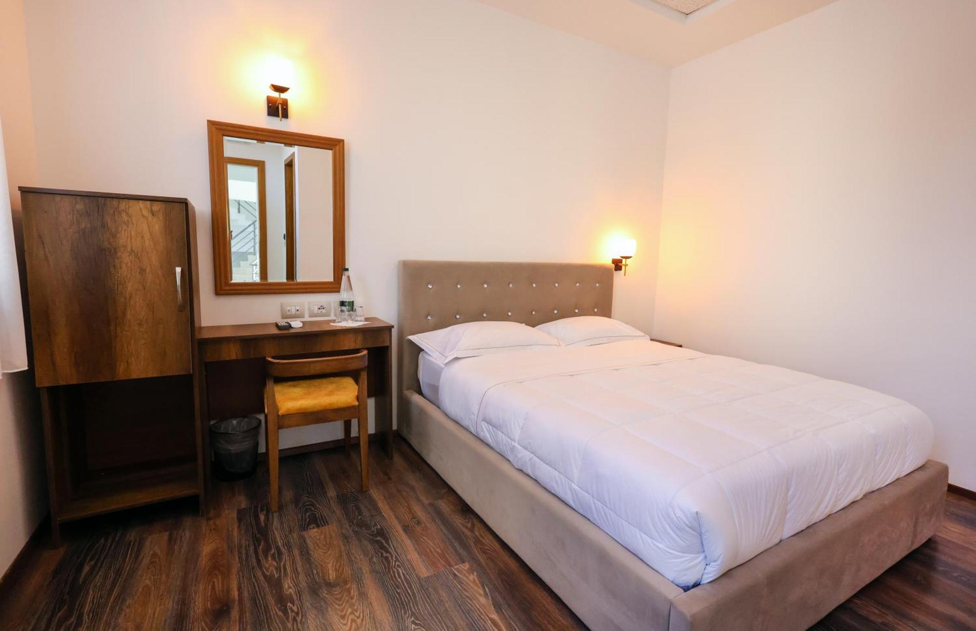 Hotel Republika 培拉特 外观 照片
